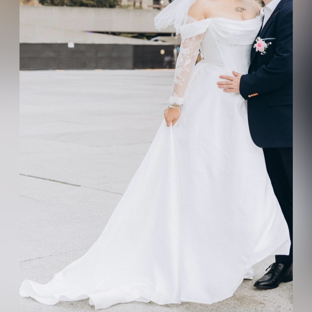 Elegant Off-Shoulder White Lace Corset Wedding Dress - Picture 4 of 7
